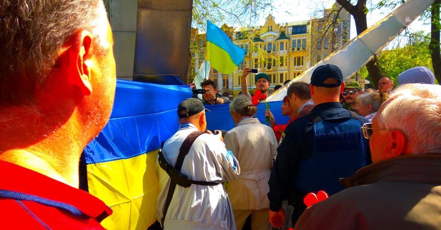 Первомай в Украине: в Одессе нашли взрывчатку, в Харькове заблокировали монумент