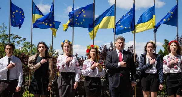 Украинским губернаторам поручили поднять флаги и цитировать президента