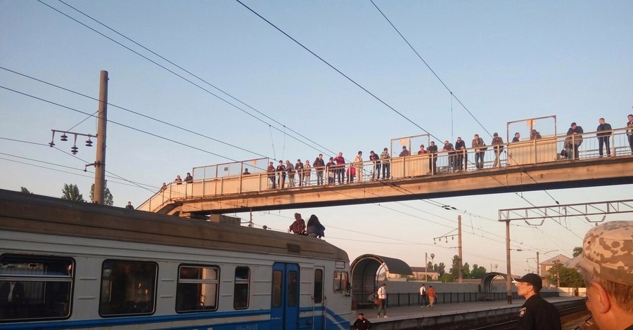 В Киеве неадекватные подростки отбивались от полиции с вагона электрички
