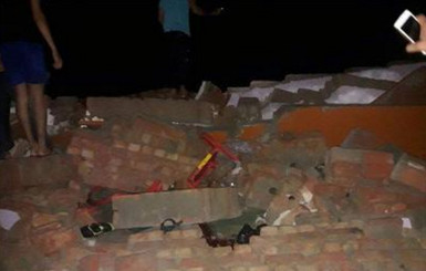 В Индии обрушилась стена во время свадьбы, погибли 25 человек