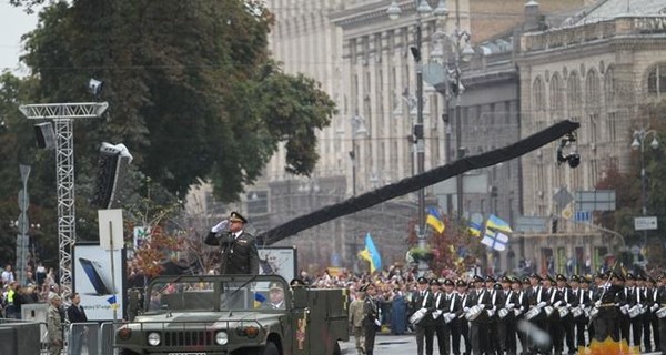Порошенко поручил провести военный парад на День независимости