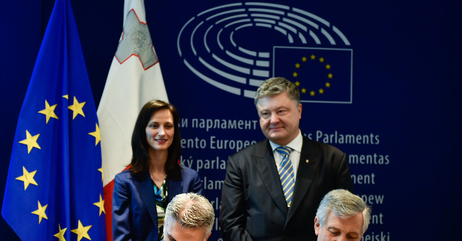 В Европарламенте подписали безвиз с Украиной под крики 