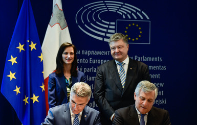 В Европарламенте подписали безвиз с Украиной под крики 