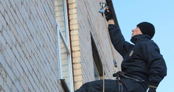 В Кривом Роге полицейские-альпинисты вызволяли запертую на балконе мать