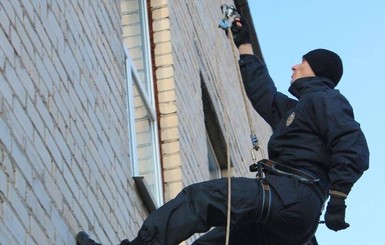 В Кривом Роге полицейские-альпинисты вызволяли запертую на балконе мать