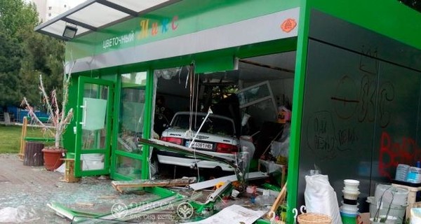В Одессе машина протаранила цветочный магазин