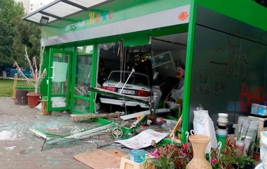 В Одессе машина протаранила цветочный магазин