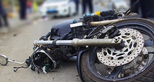 В Киевской области мотоциклистка врезалась в столб, погиб военный