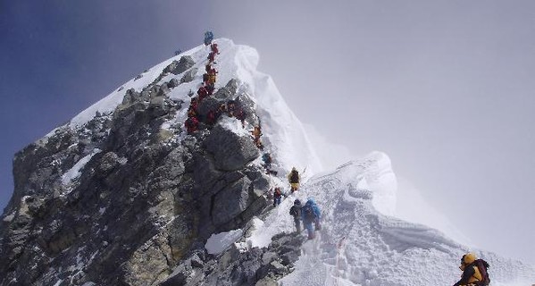 На вершине Эвереста обрушилась скала