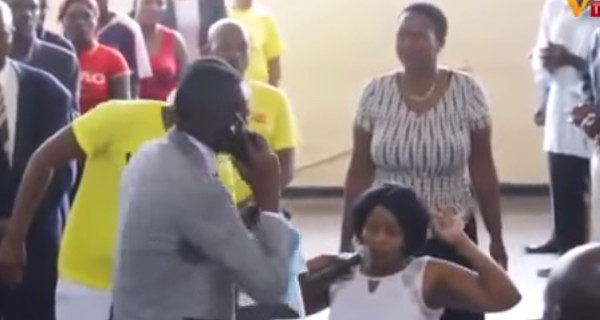 Видео: в Зимбабве пастор позвонил Богу по мобильному на глазах у сотен верующих