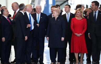 Премьер Черногории не обиделся на отодвинувшего его Трампа 
