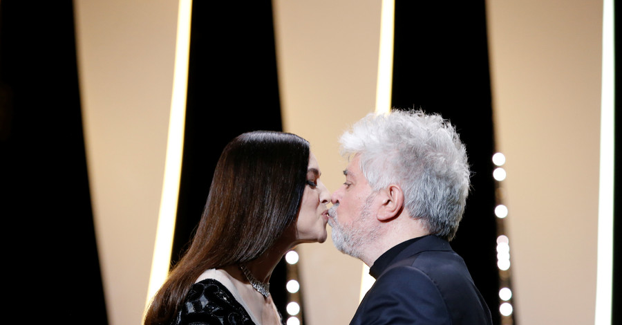 Закрытие Канн: Моника Беллуччи подарила поцелуй Альмодовару