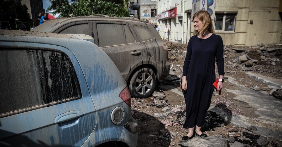 Киевляне – о прорыве трубы и разбитых авто: 