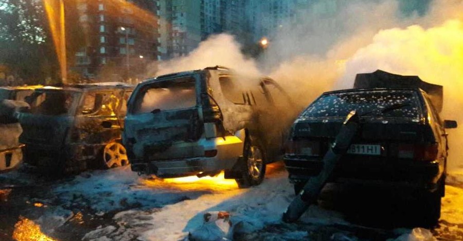За ночь на киевской стоянке сгорели несколько машин