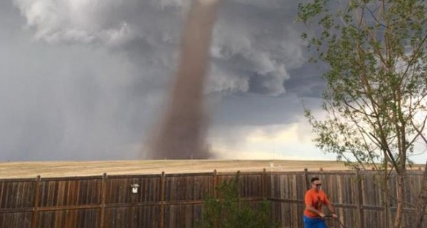 Житель Канады восхитил соцсети фотографией на фоне торнадо