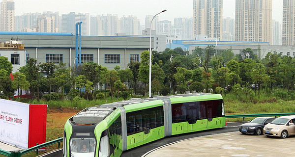 В Китае создали беспилотный трамвай, который ездит без рельсов