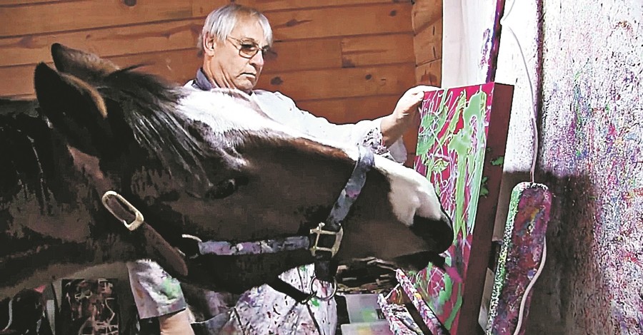 Конь-живописец заработал продажей картин 160 тысяч долларов