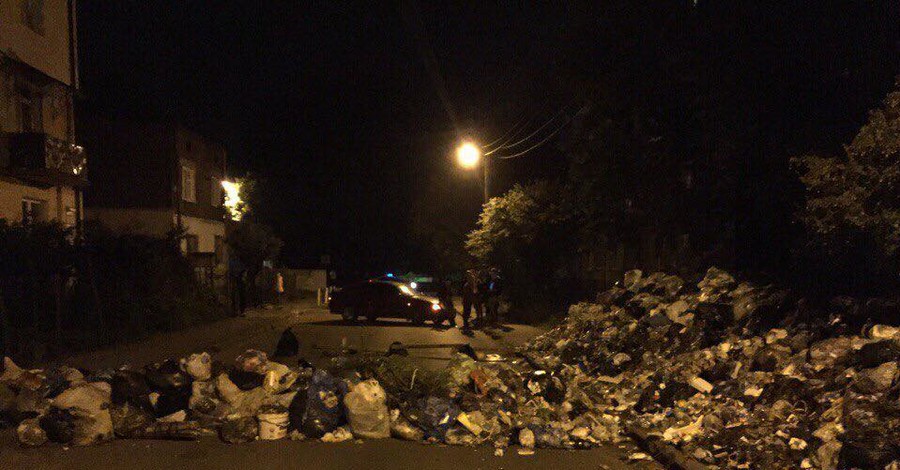 Львовяне возвели баррикады из мусора, перекрыв городские улицы