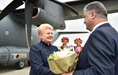 Президент Литвы подарила Порошенко перископ