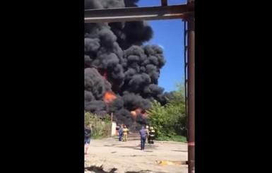 На складе с горючим в Ярославле вспыхнул сильный пожар, есть жертвы