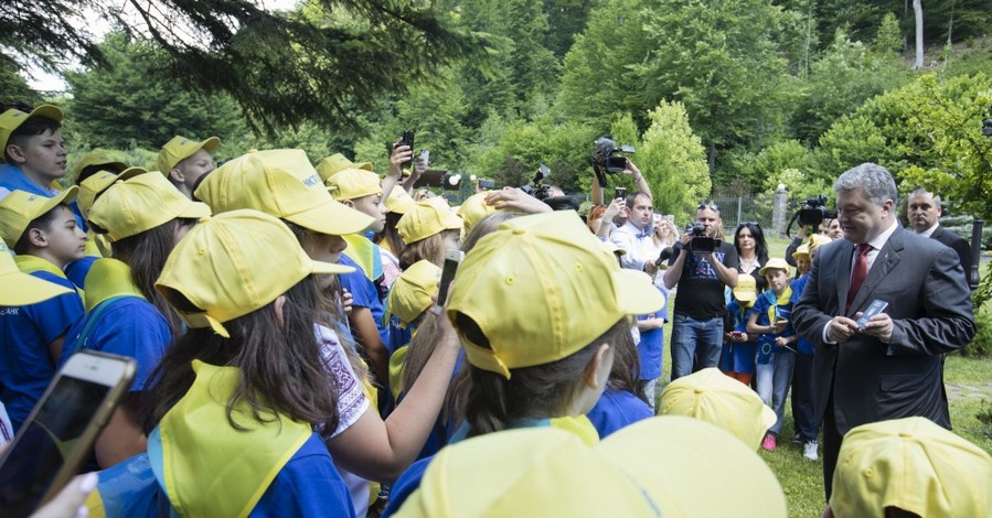 Порошенко пообещал школьникам, что когда они вырастут, Украина уже будет в ЕС