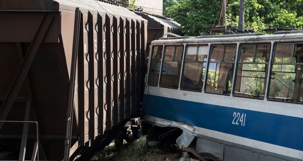 Видео: в Днепре трамвай с пассажирами врезался в поезд, есть жертвы