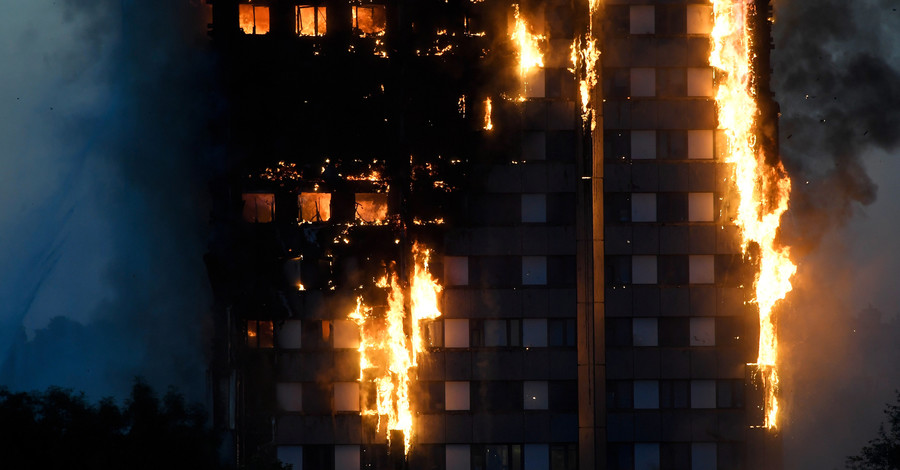 В Лондоне пылает 27-этажное здание, люди оказались в ловушке