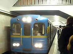 На станции метро «Вокзальная» студент бросился под поезд 