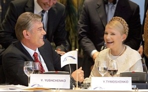 Ющенко обязал Тимошенко провожать и встречать его на вокзалах  