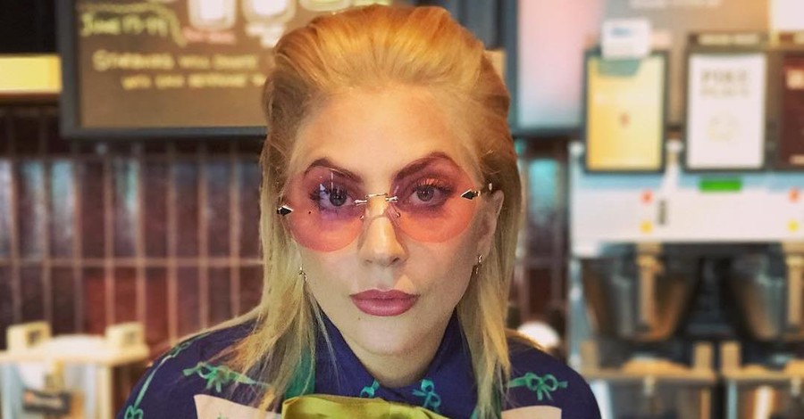 Леди Гага на один день стала обычной продавщицей кофе