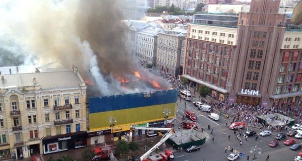 Пожар на Крещатике: горит здание напротив ЦУМа