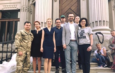 Лещенко улыбался и фотографировался с голодающими коллегами на Банковой 