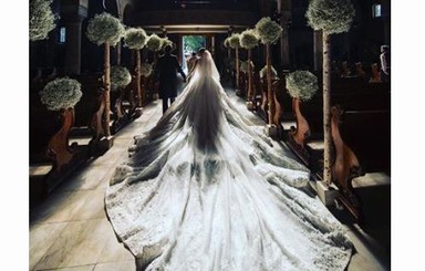 Наследница Swarovski вышла замуж в 46-килограммовом платье за миллион 