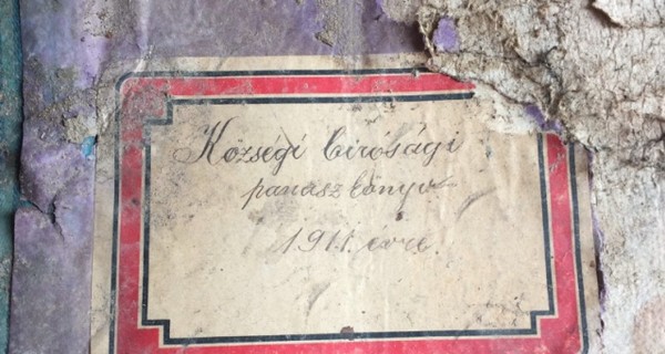 Под горсоветом Мукачево нашли старинную книгу жалоб на муниципалитет