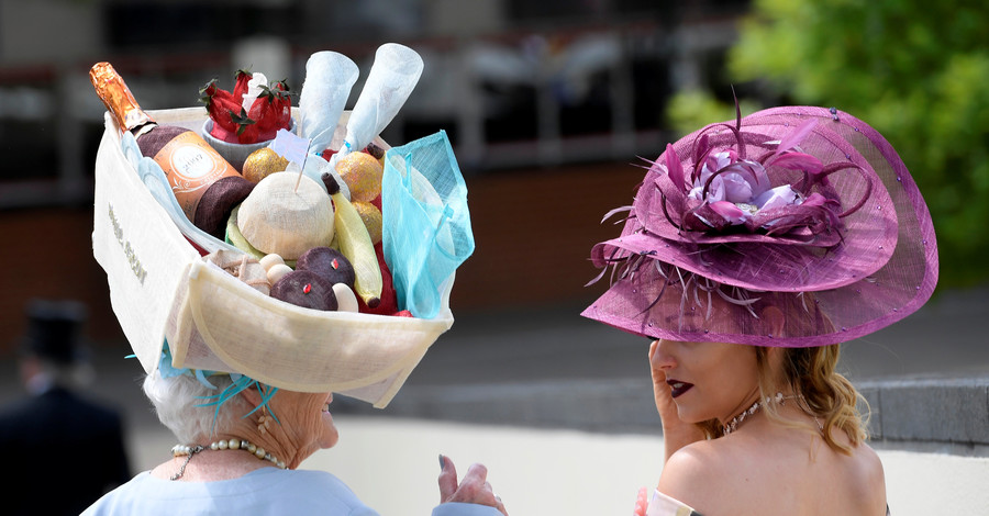 Самые экстравагантные шляпки на королевских скачках в Великобритании
