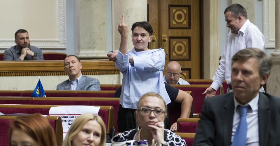 Савченко показала средний палец Гройсману в ответ на его презрительный жест