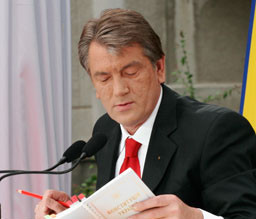 У Ющенко нет денег на поздравления женщинам, он просит газеты ему помочь 