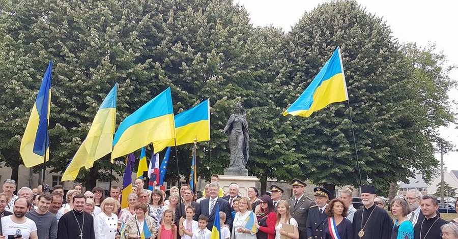 Порошенко повел украинцев во Франции фотографироваться возле Анны Ярославны