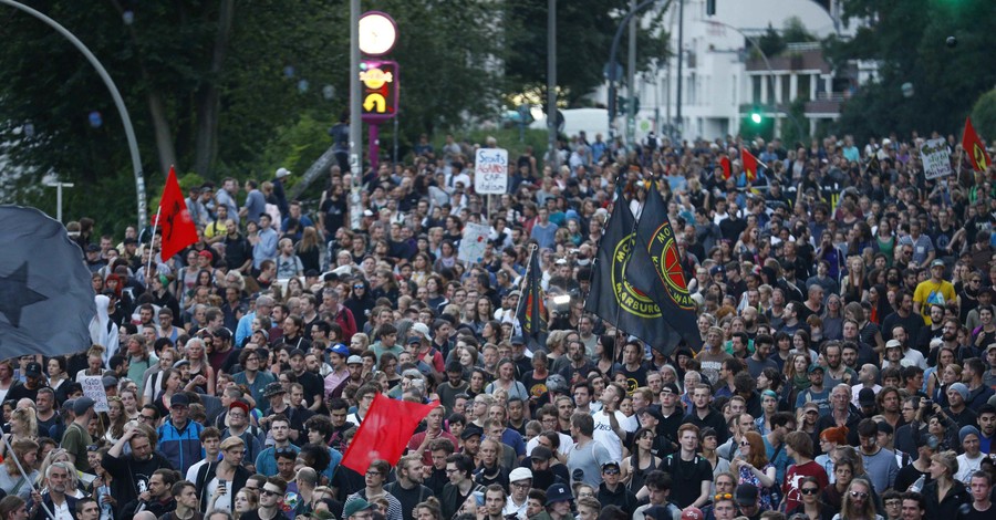 Организаторы объявили о конце протестов в Гамбурге после столкновений с полицией