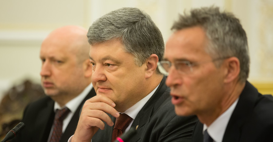 Порошенко: Украина не будет немедленно подавать заявку о членстве в НАТО