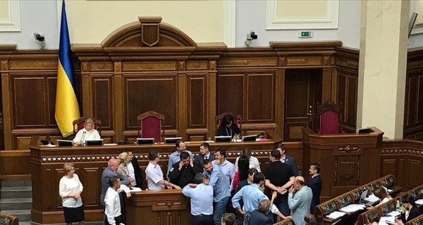 Заблокированная трибуна не помешала народным депутатам принять новый закон 