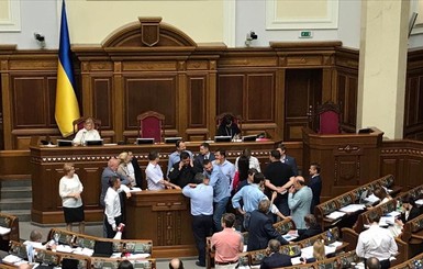 Заблокированная трибуна не помешала народным депутатам принять новый закон 