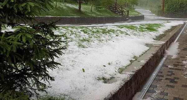 Зима среди лета: на Закарпатье прошел дождь с мокрым снегом и градом