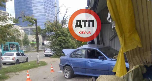 В Киеве пьяный водитель БМВ протаранил автосервис, убив мойщика