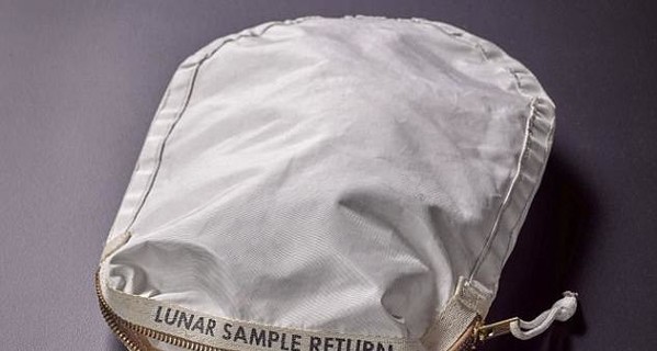 В Нью-Йорке на аукционе продали сумку Нила Армстронга с лунной пылью