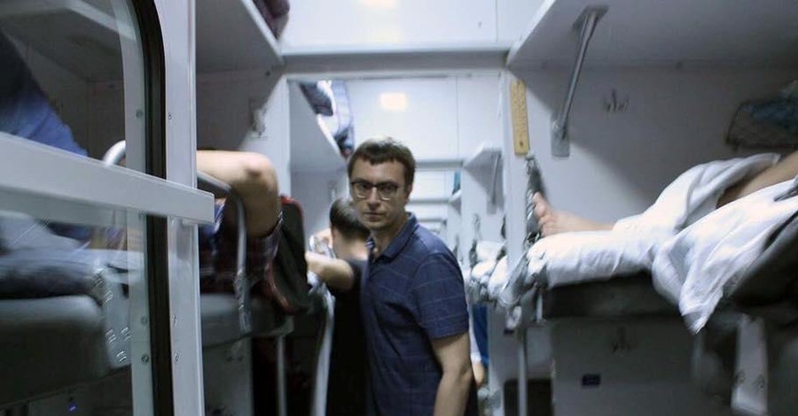 В вагонах духота, а вокзалы напоминают Шанхай: Владимир Омелян проехался в плацкартном вагоне