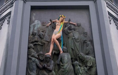 Обнаженная активистка FEMEN забралась на памятник Владимиру в Киеве