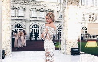 Супруга Никиты Преснякова сменила пышное свадебное платье на полупрозрачное