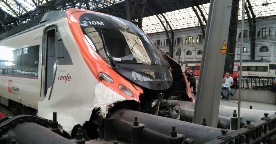В Барселоне поезд без тормозов врезался в перрон, пострадали 48 пассажиров 