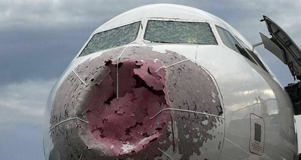 Украинский пилот героически посадил разбитый самолет в Стамбуле